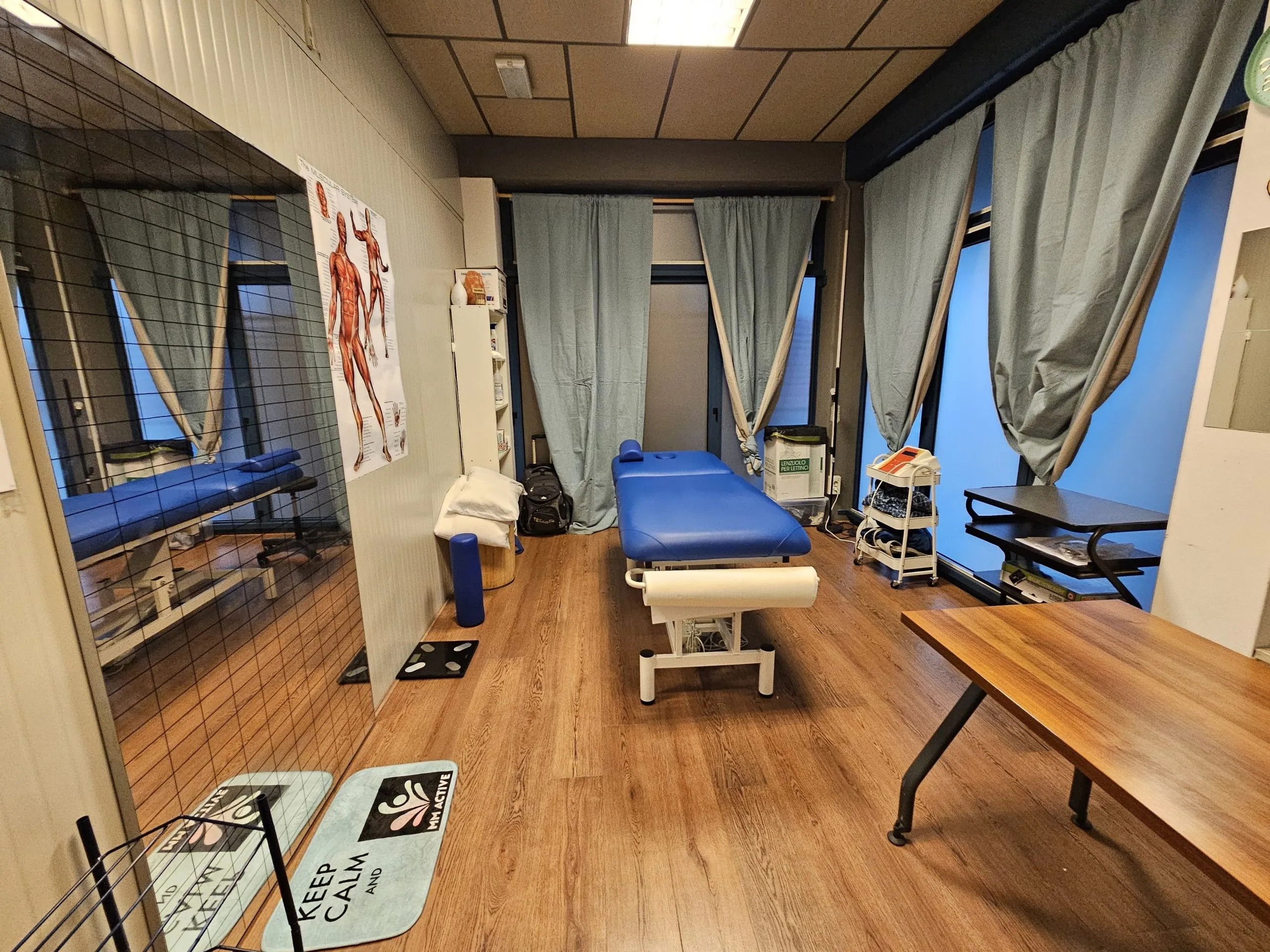 Lo studio trattamenti di MM Active con lettini e attrezzature
